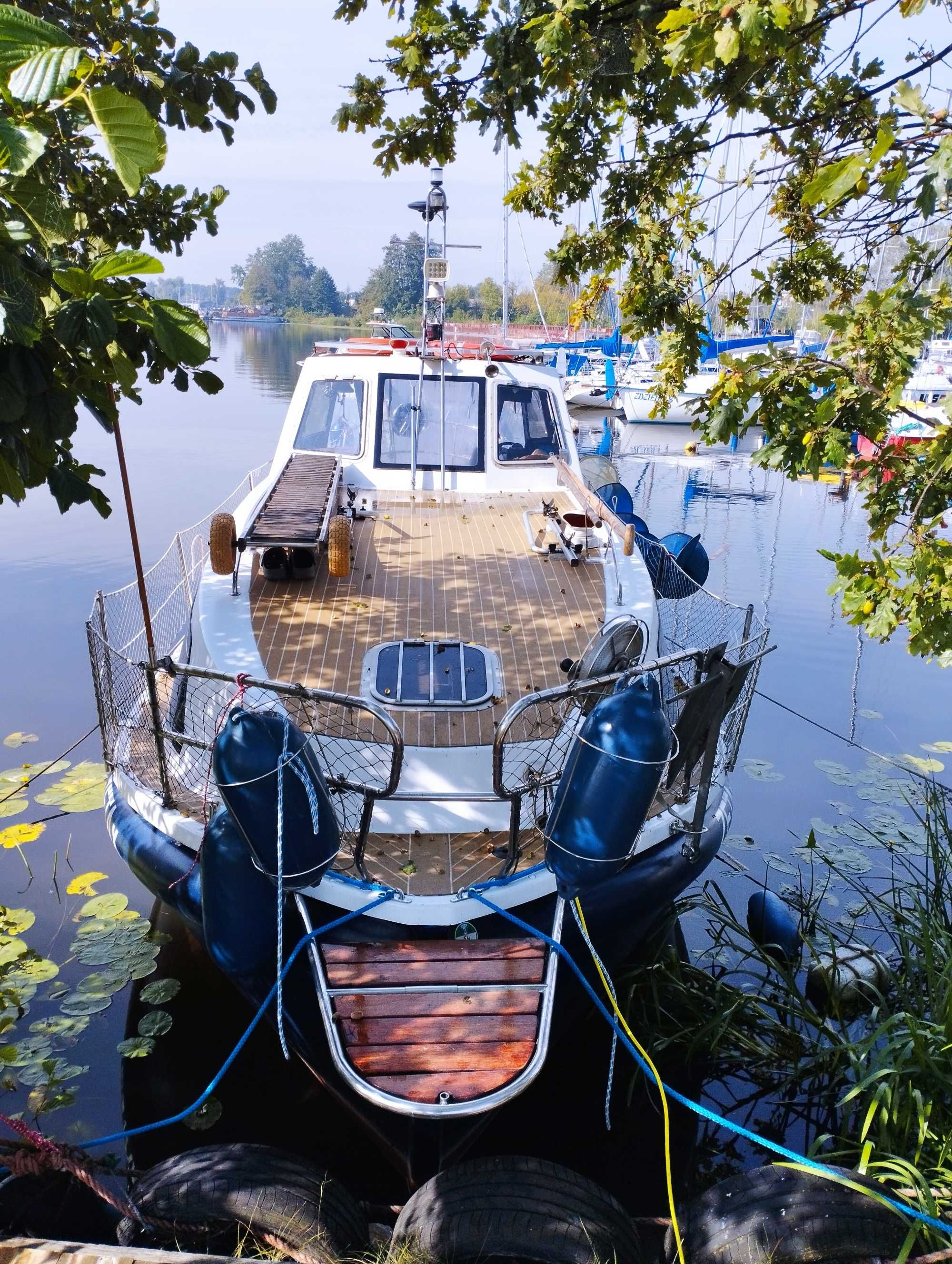 Jacht motorowy zbudowany w stoczni Kłobuk Ostróda.