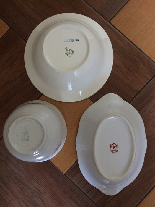 Тарілки, чашки, цукорниця, кавовий сервіз.