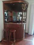 Bar de sala com dois bancos