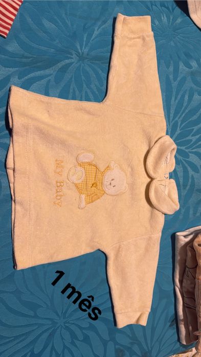 Várias camisolas de bebé