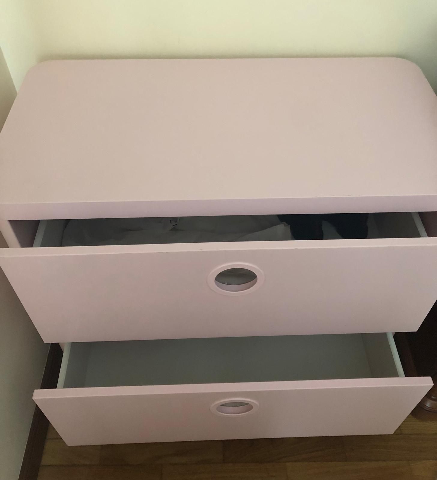 Cómoda rosa IKEA