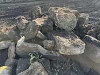 Pedras pra muros grandes pedras .