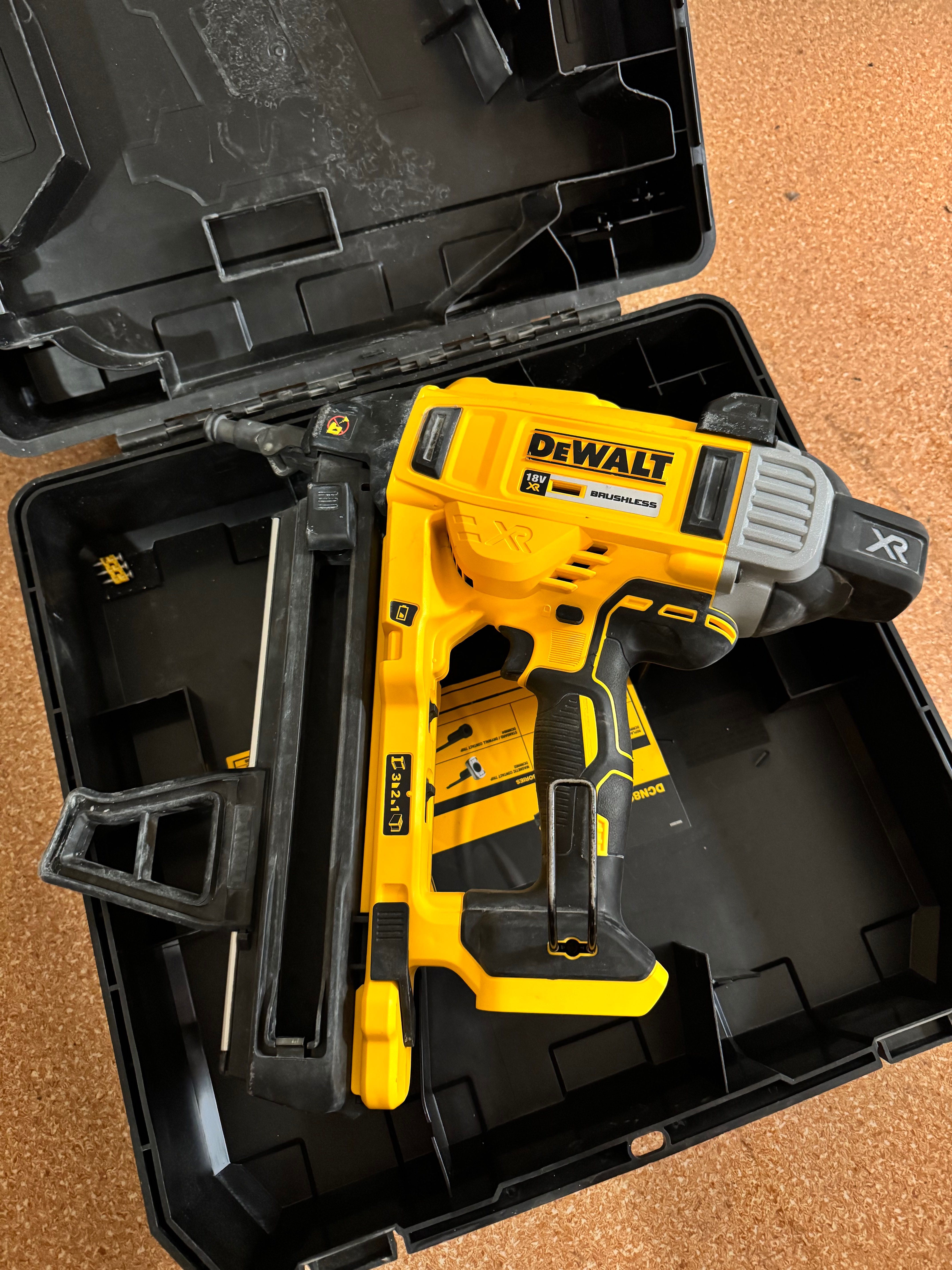 Gwoździarka do betonu DeWalt
