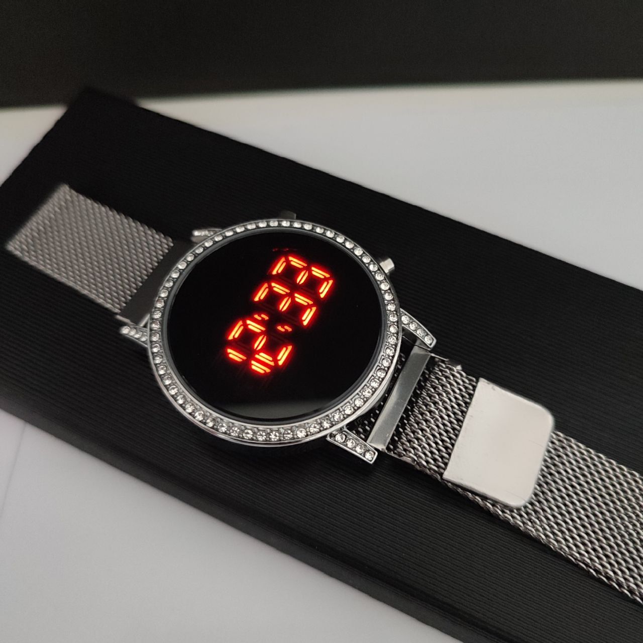 Zegarek damski srebrny magnetyczne zapięcie LED data na Prezent