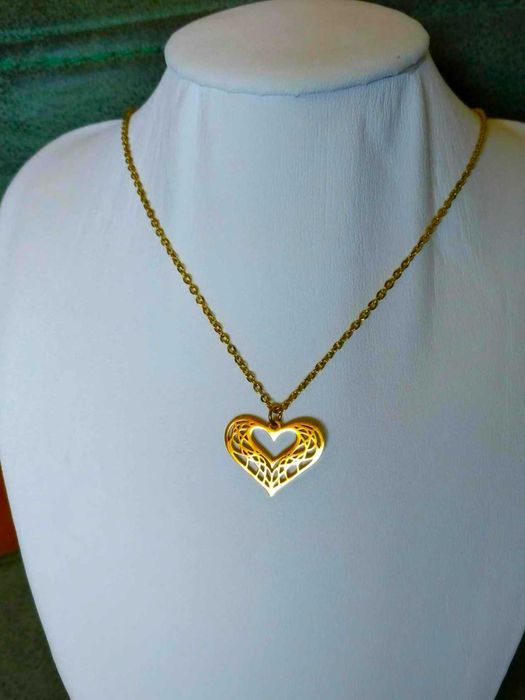 Colar Aço Dourado c/ Coração Moldura Trabalhado NOVO