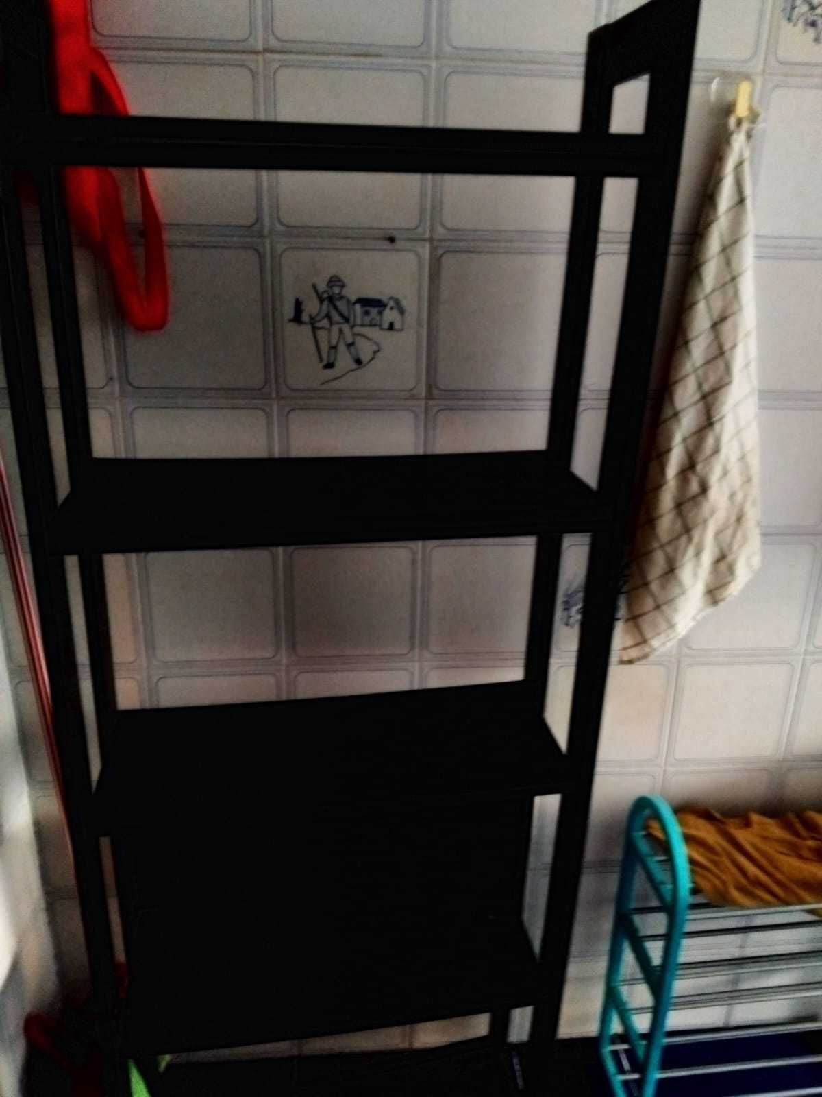 Estante IKEA e outra  modular