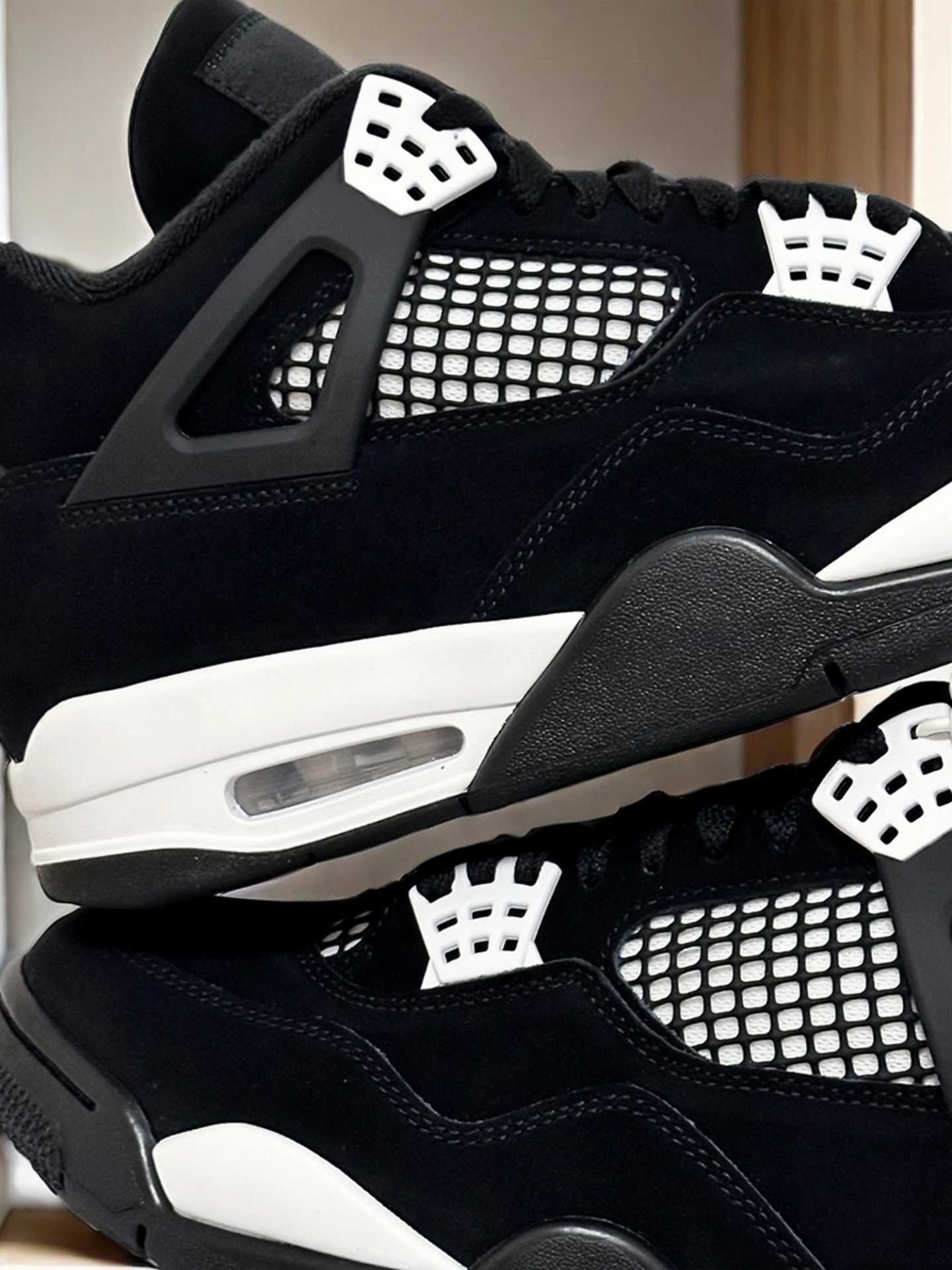 Buty JordanAirJordan4Retro White Thunder sportowe rozmiar.39