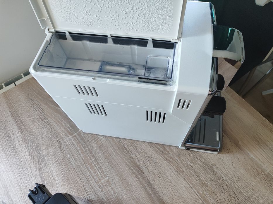 Jak nowy biały ekspres ciśnieniowy do kawy Philips EP5361/10 z nową ka