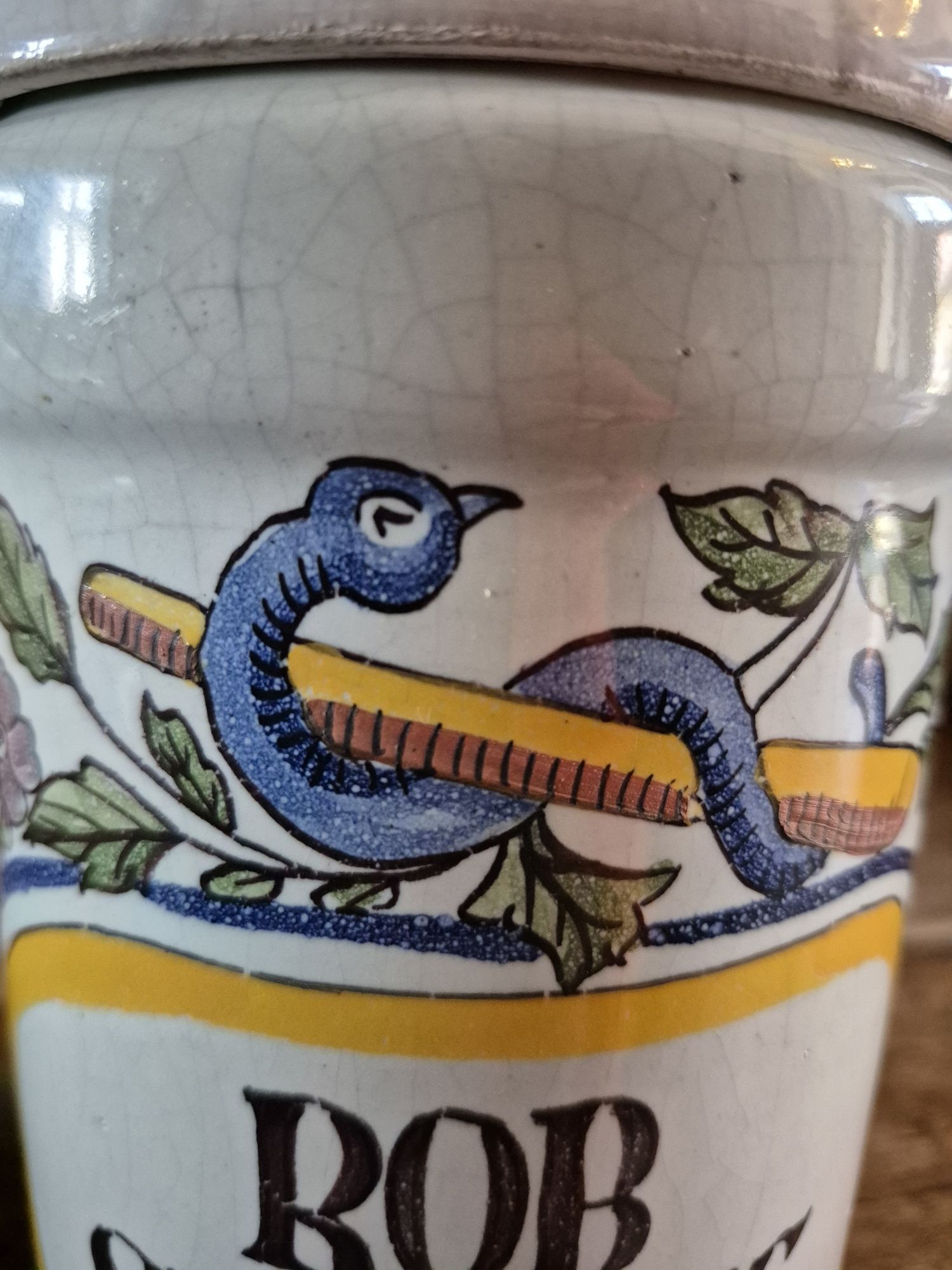 Ceramiczny malowany pojemnik apteczny.