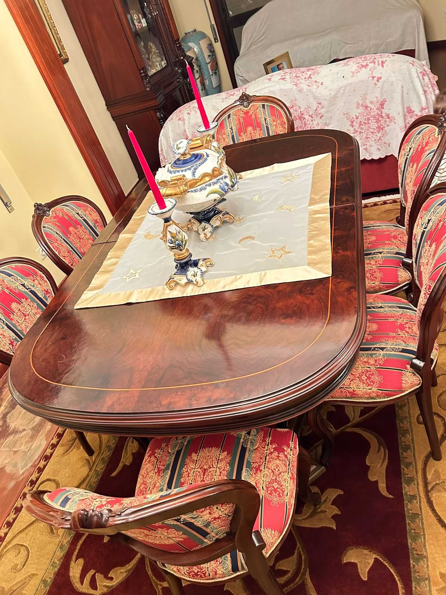 Conjunto de Sala de Jantar Clássico em Madeira Maciça – Alta Qualidade