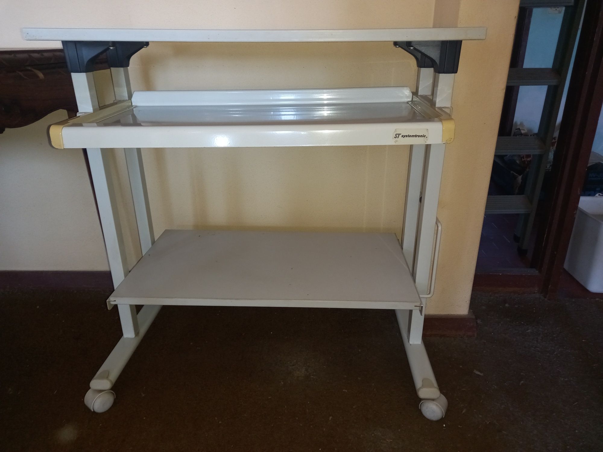 Mesa compacta e segura (CPU, monitor, teclado, mouse e impressora!