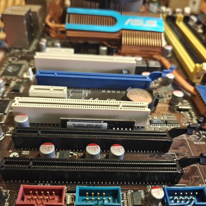 Топова материнська плата Asus PQ50 Delux s775