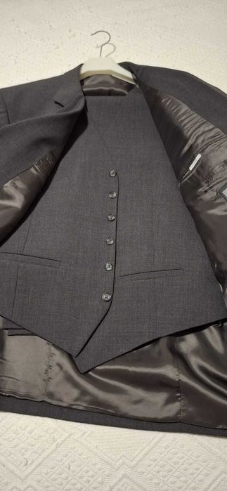 Fatos de homem cor cinza