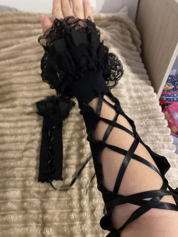Rękawice gotyckie lolita z koronkowymi falbankami