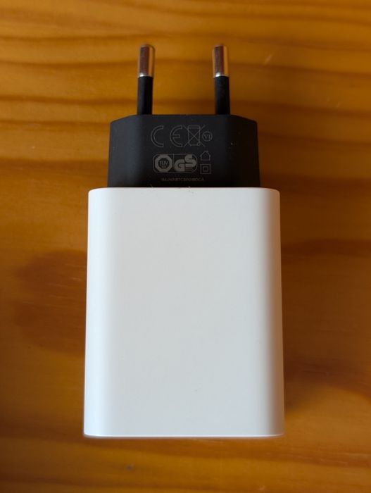 Carregador Google Pixel com cabo.