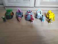 Figurki i pojazdy z bajki Psi patrol.