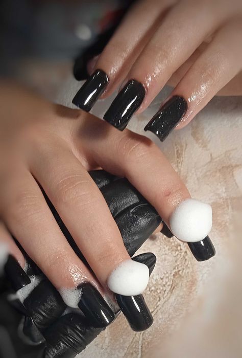 Послуги манікюру та педикюру