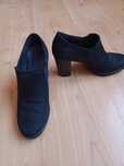Buty zamszowe na słupku