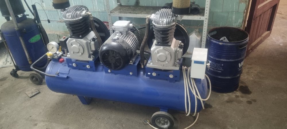 Компрессор со 7 б  7.5кв 1100л хв ресивер 150л