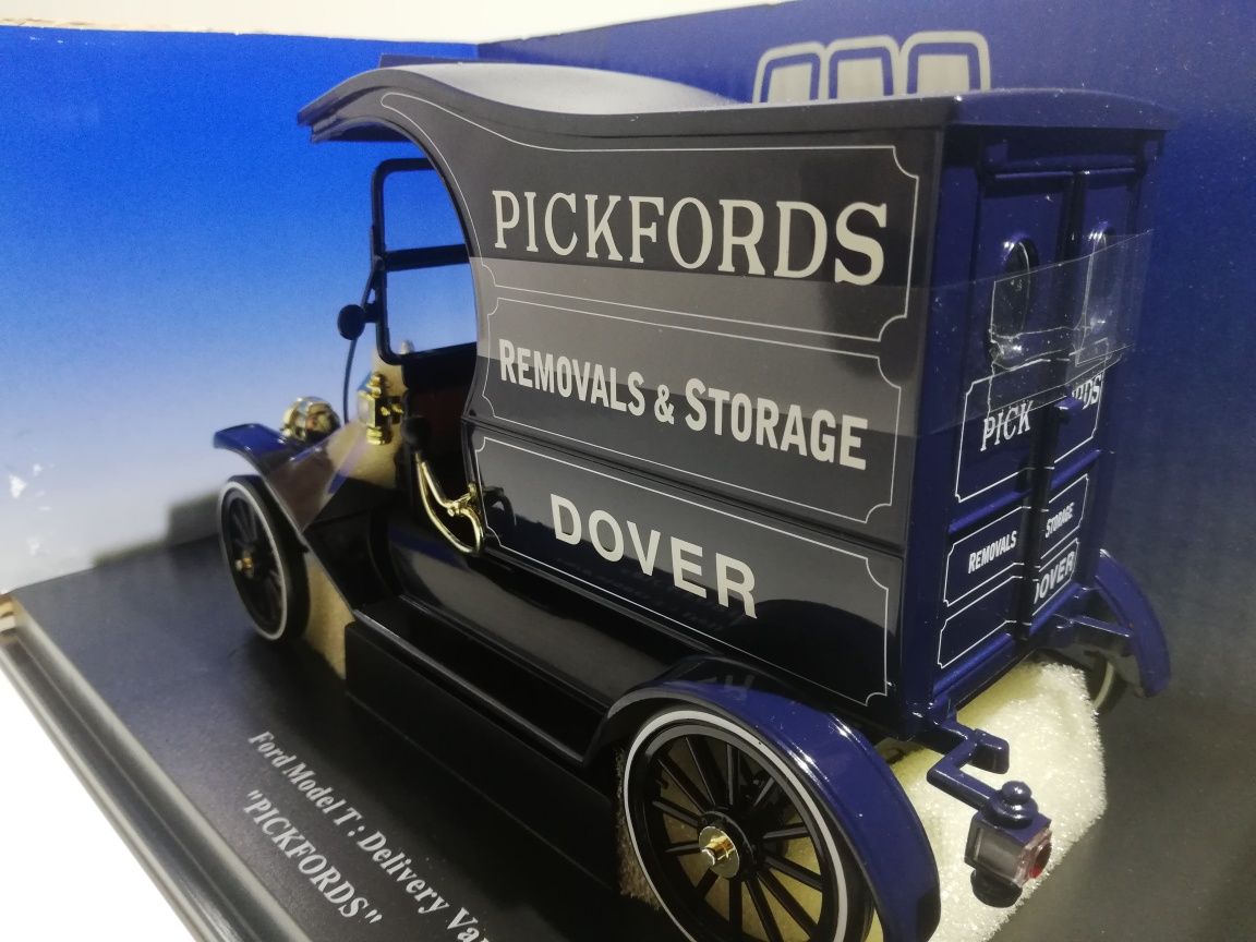 Ford Model T Delivery Van Pickfords 1:18 Universal Hobbies