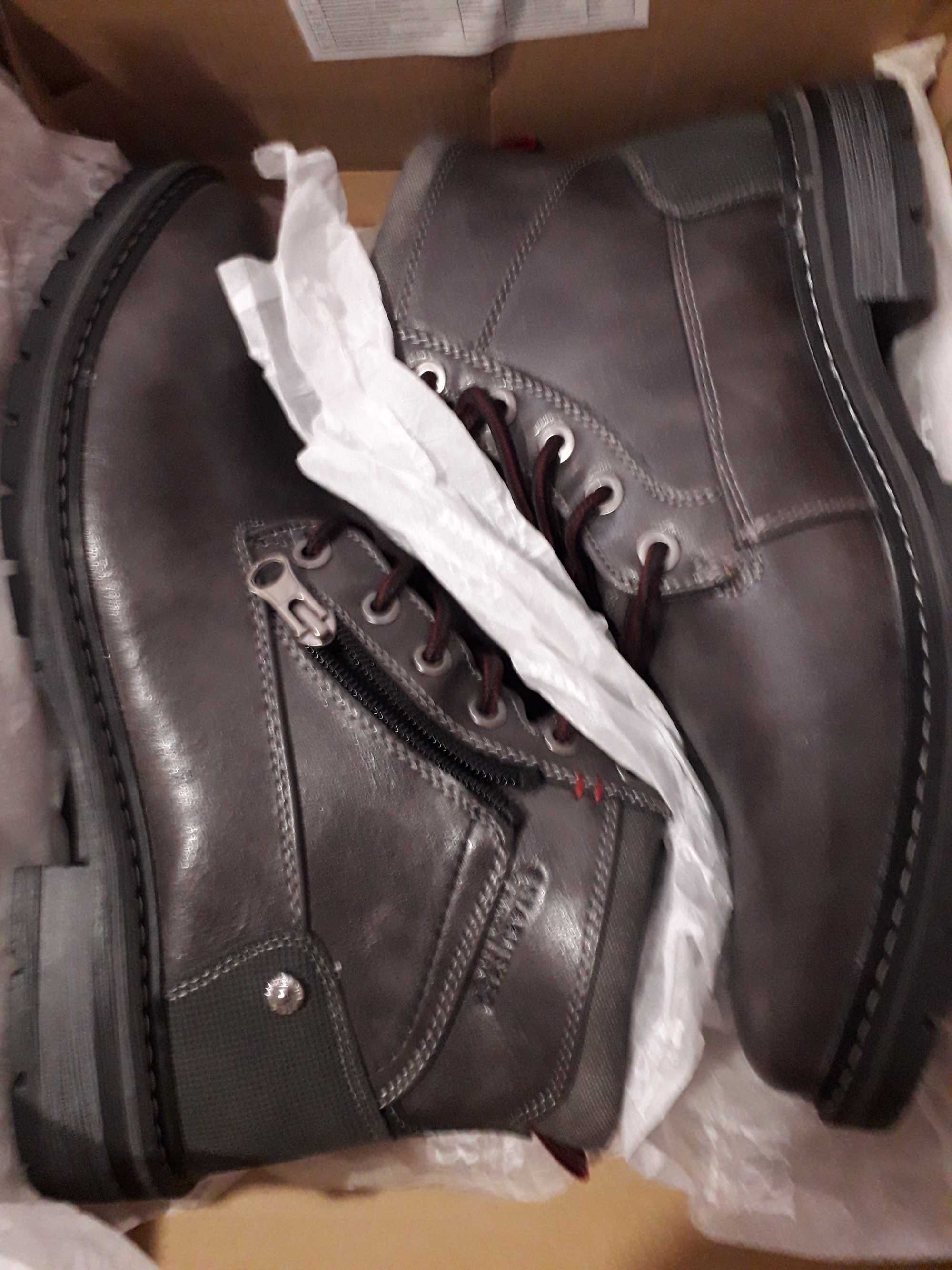 Botas (Botins). Marca BATA. Novas na caixa. Nunca usadas. Nº40 (Homem)