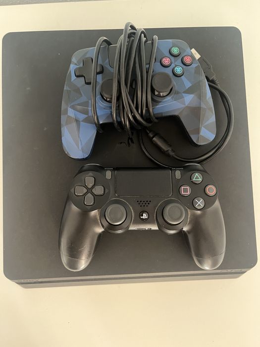 Playstation 4 com comandos