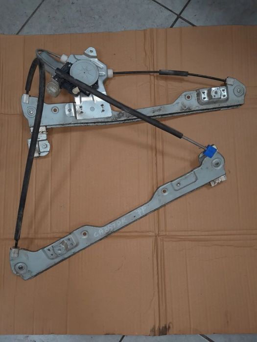 Podnośnik szyb prawy Nissan Cabstar 08r