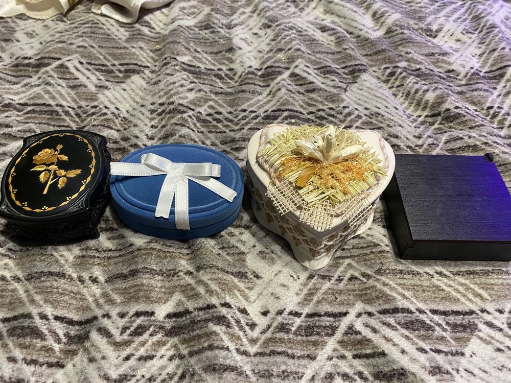 Продам різні коробочки
