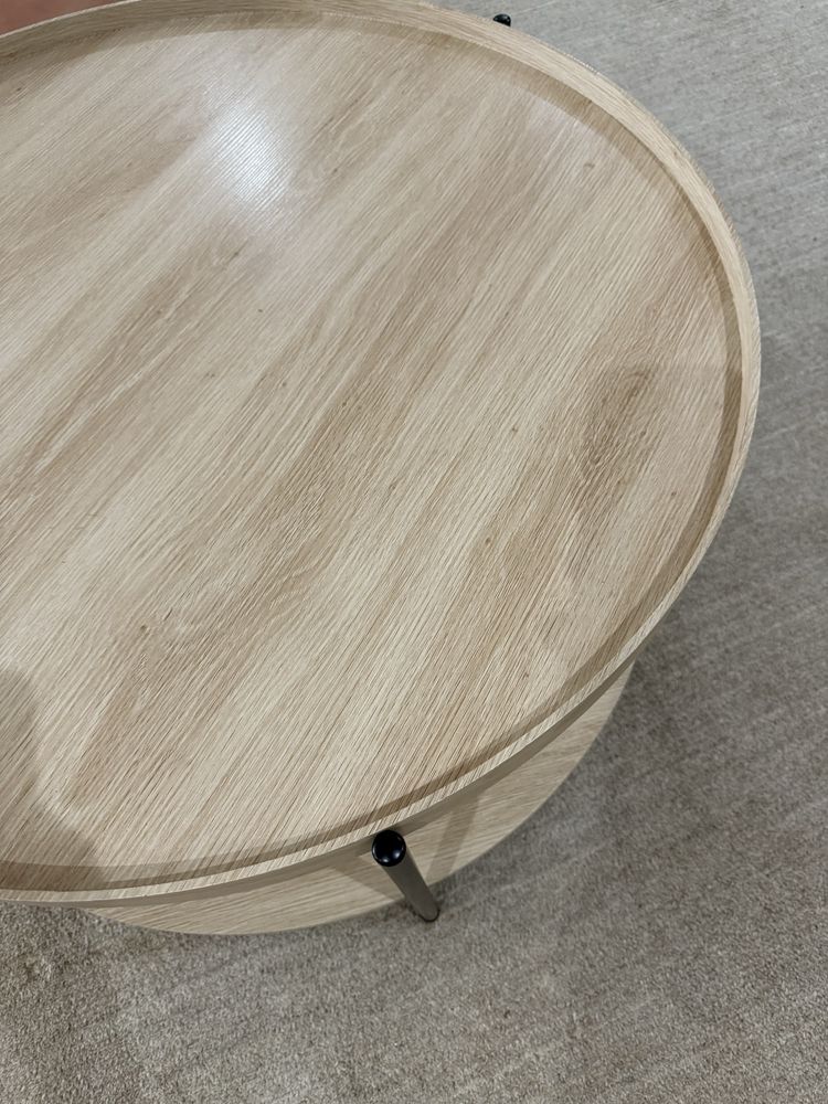 Mesa de centro com pés metalicos