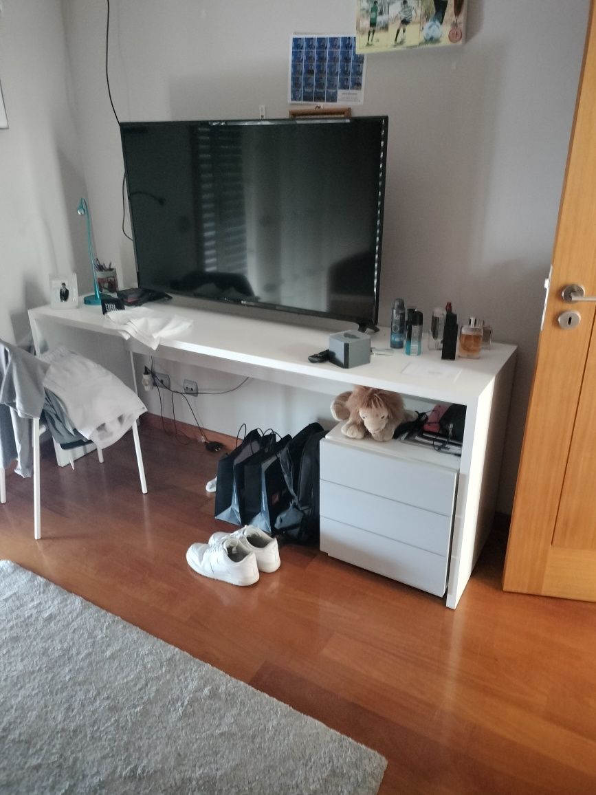 Sala de estar, jantar e quarto solteiro.