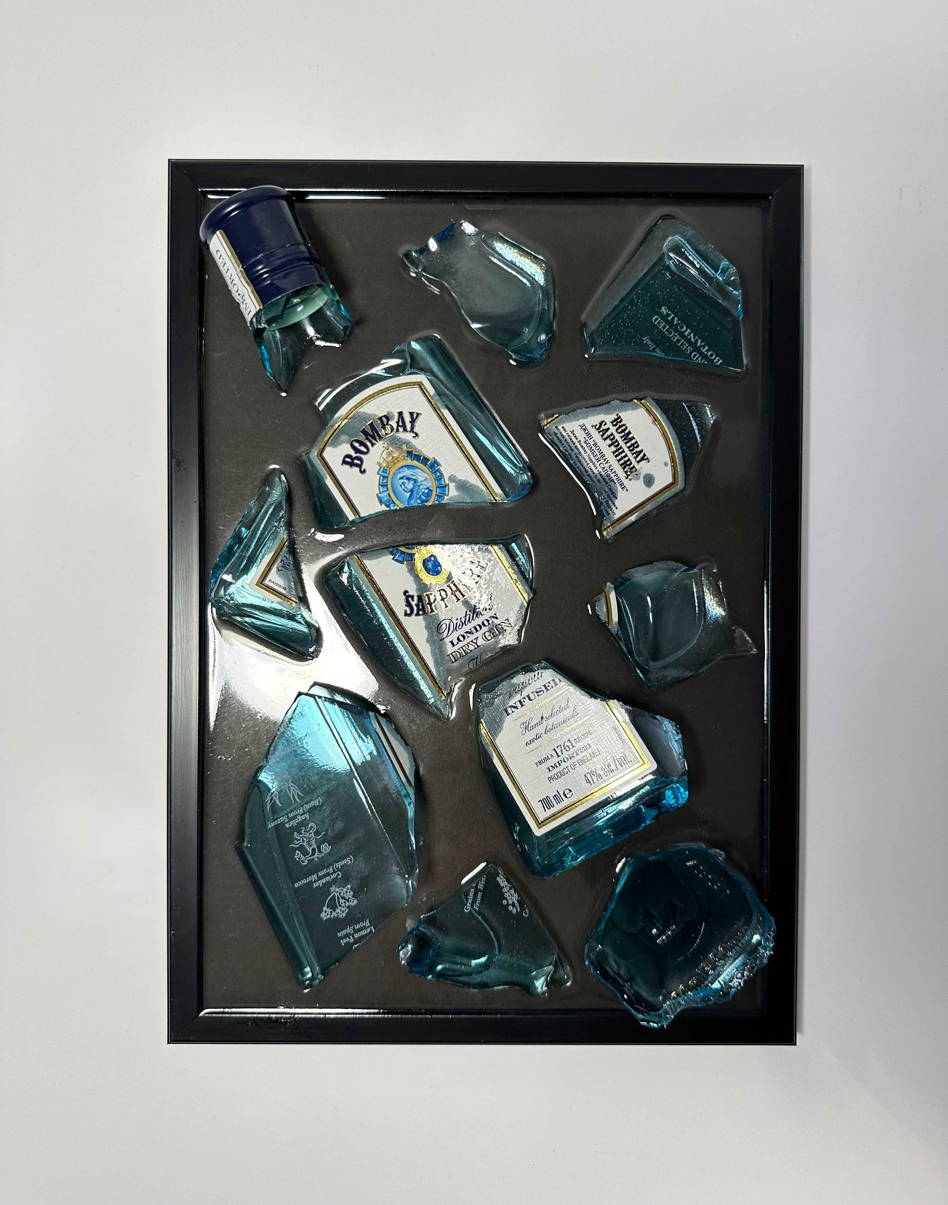 Картина з розбитою пляшкою джину Bombay Sapphire