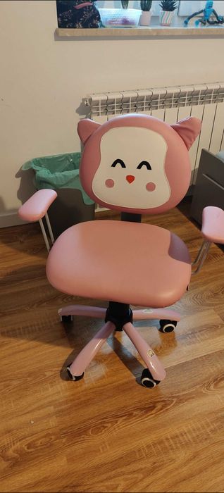 Biurko z krzesłem dla małej dziewczynki