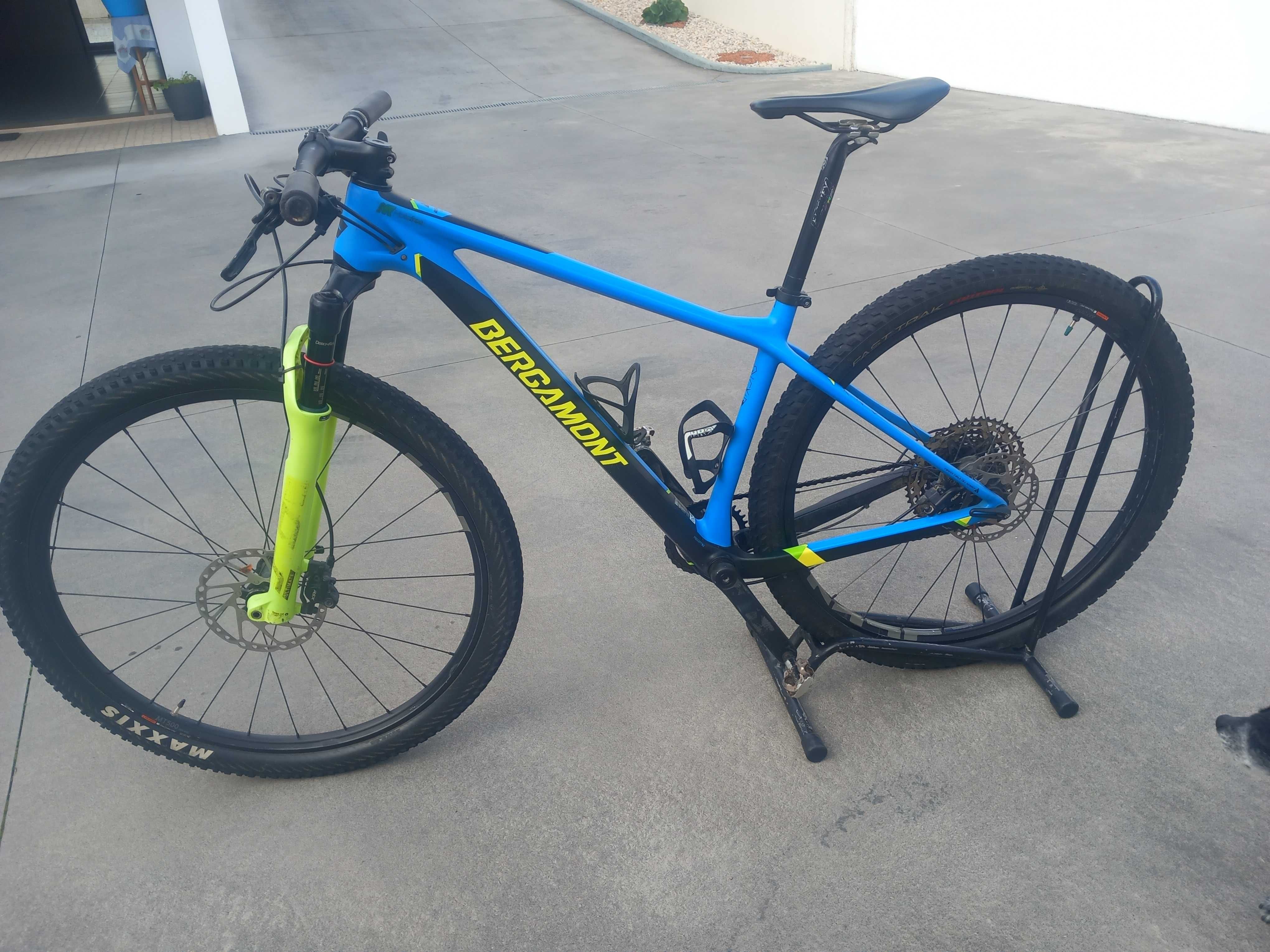 Vendo bicicleta de BTT em Carbono,  tamanho M