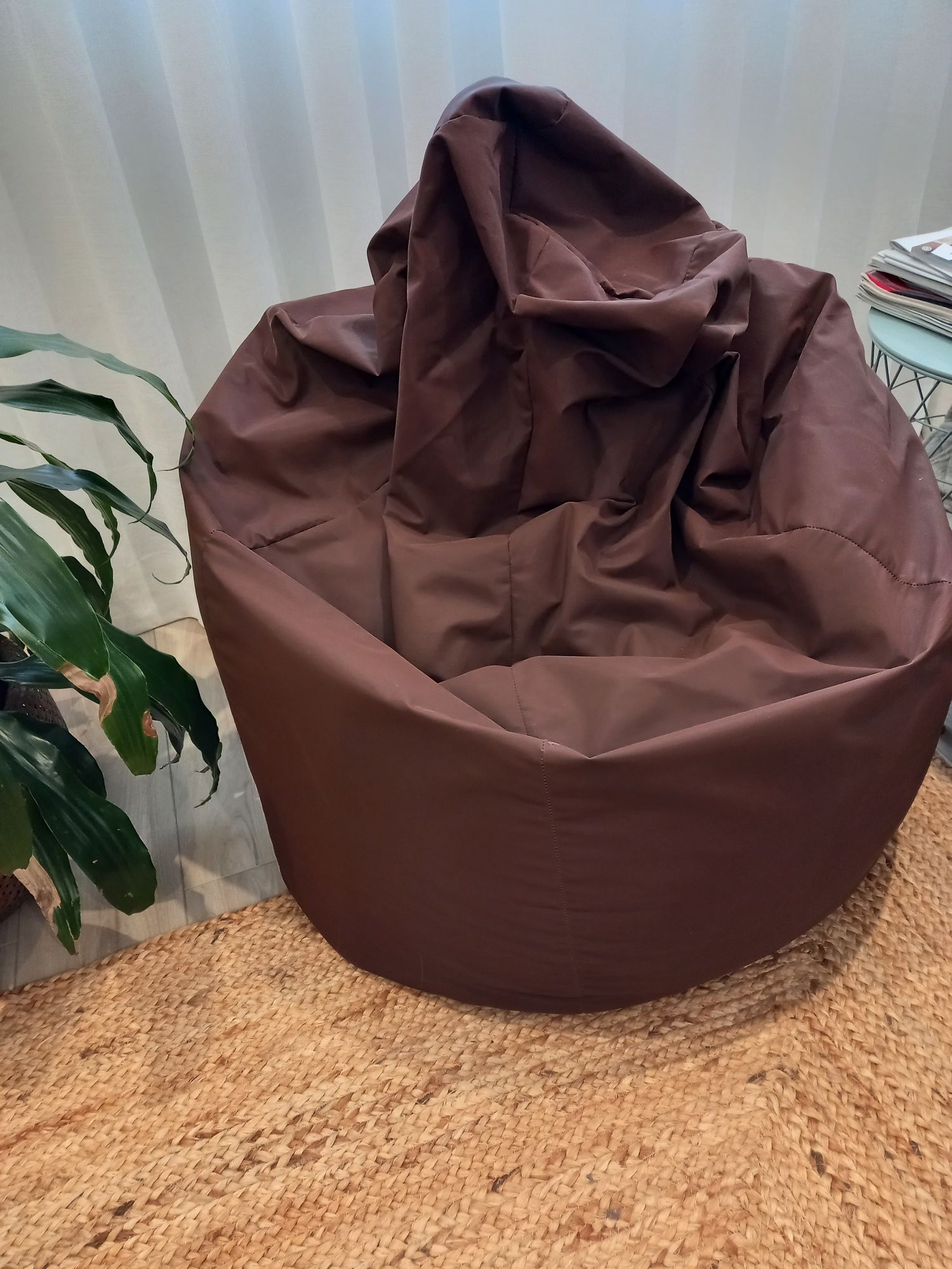 Puf castanho escuro em material lavável. Como novo