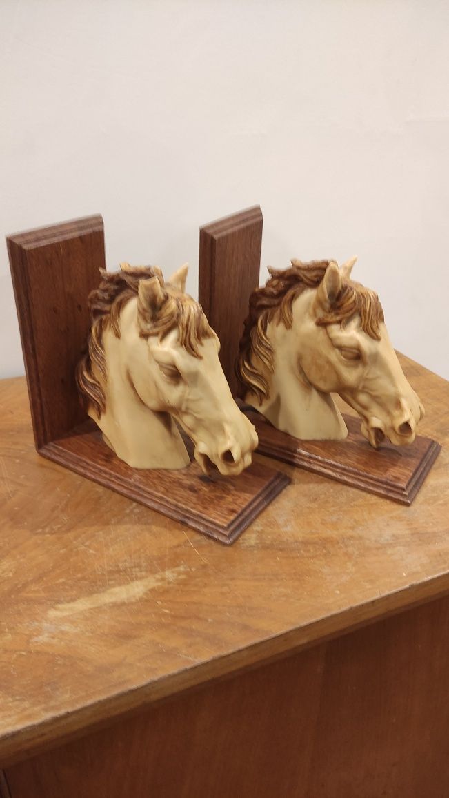 Suportes livros cavalos