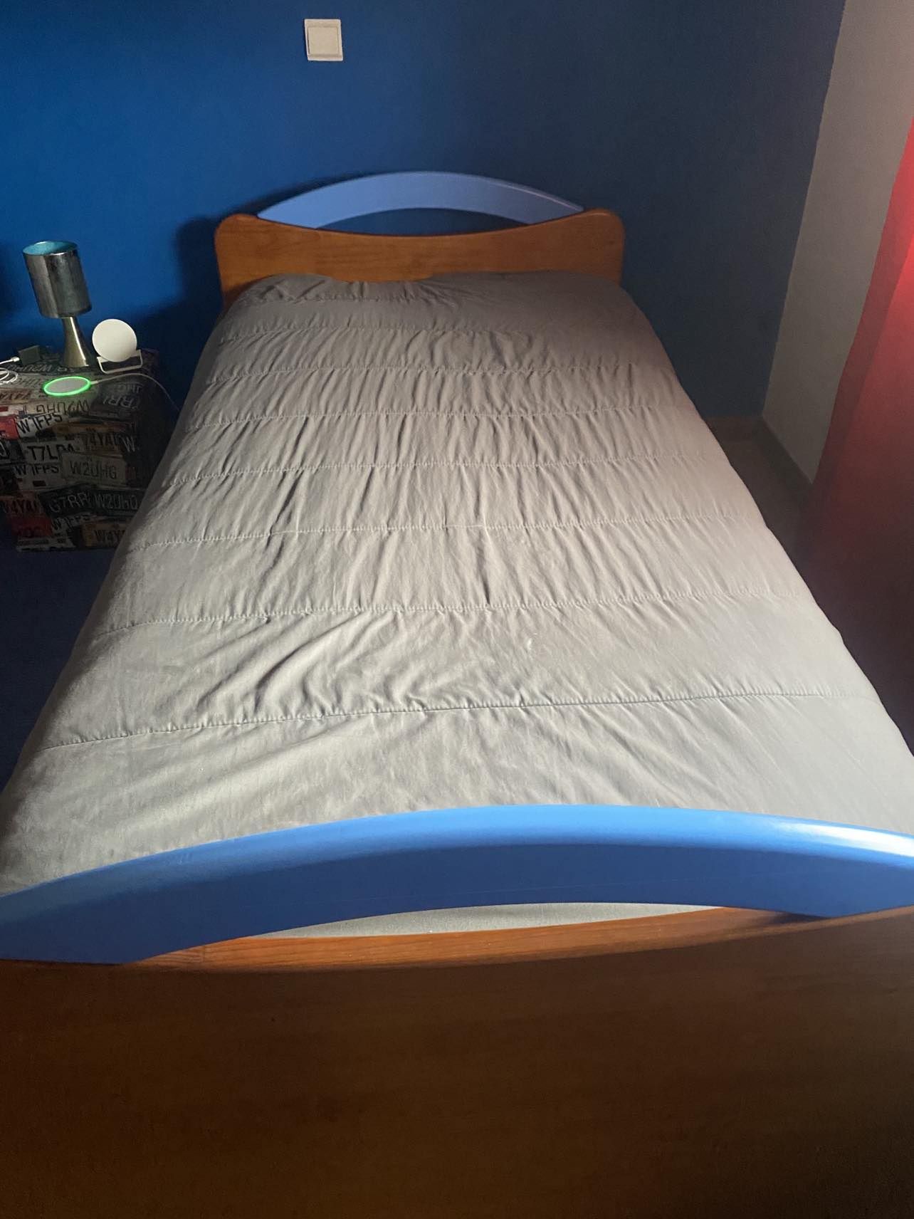 1 Cama  de solteiro em madeira maciça. Medidas 2mtx1mtx55cm