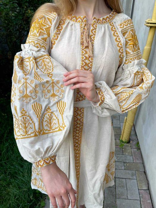 Сукня-вишиванка з поясом в українському етнічному стилі