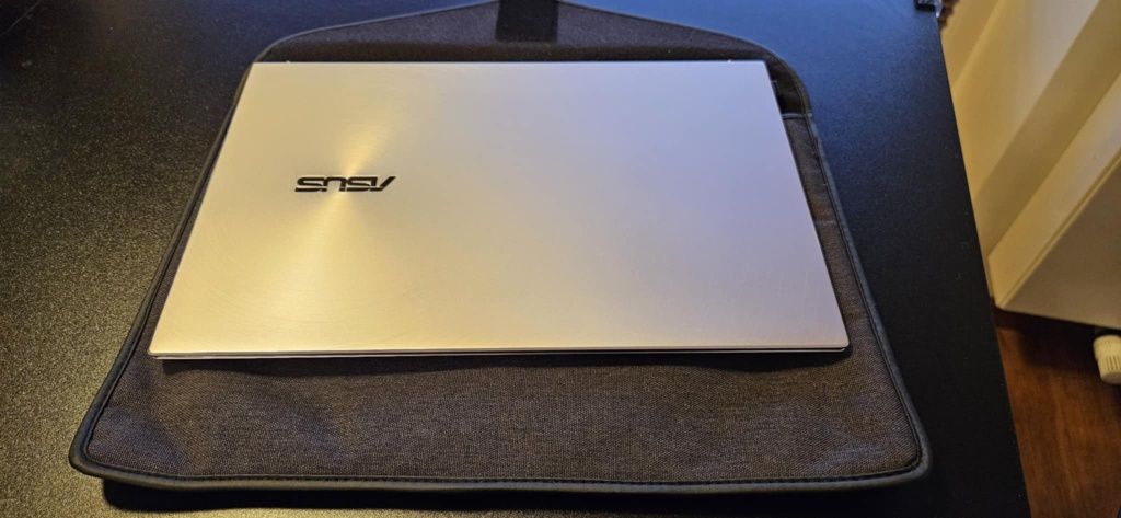Laptop Asus Zenbook OLED (stan idealny)
