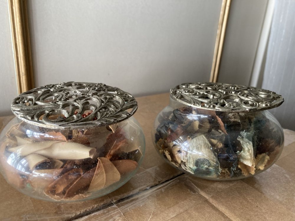 Recipientes em vidro e metal para pot pourrie