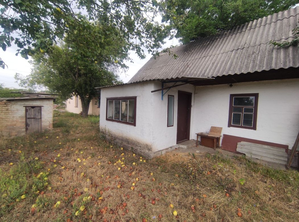 Земельна ділянка з половиною будинку та літнею кухнею