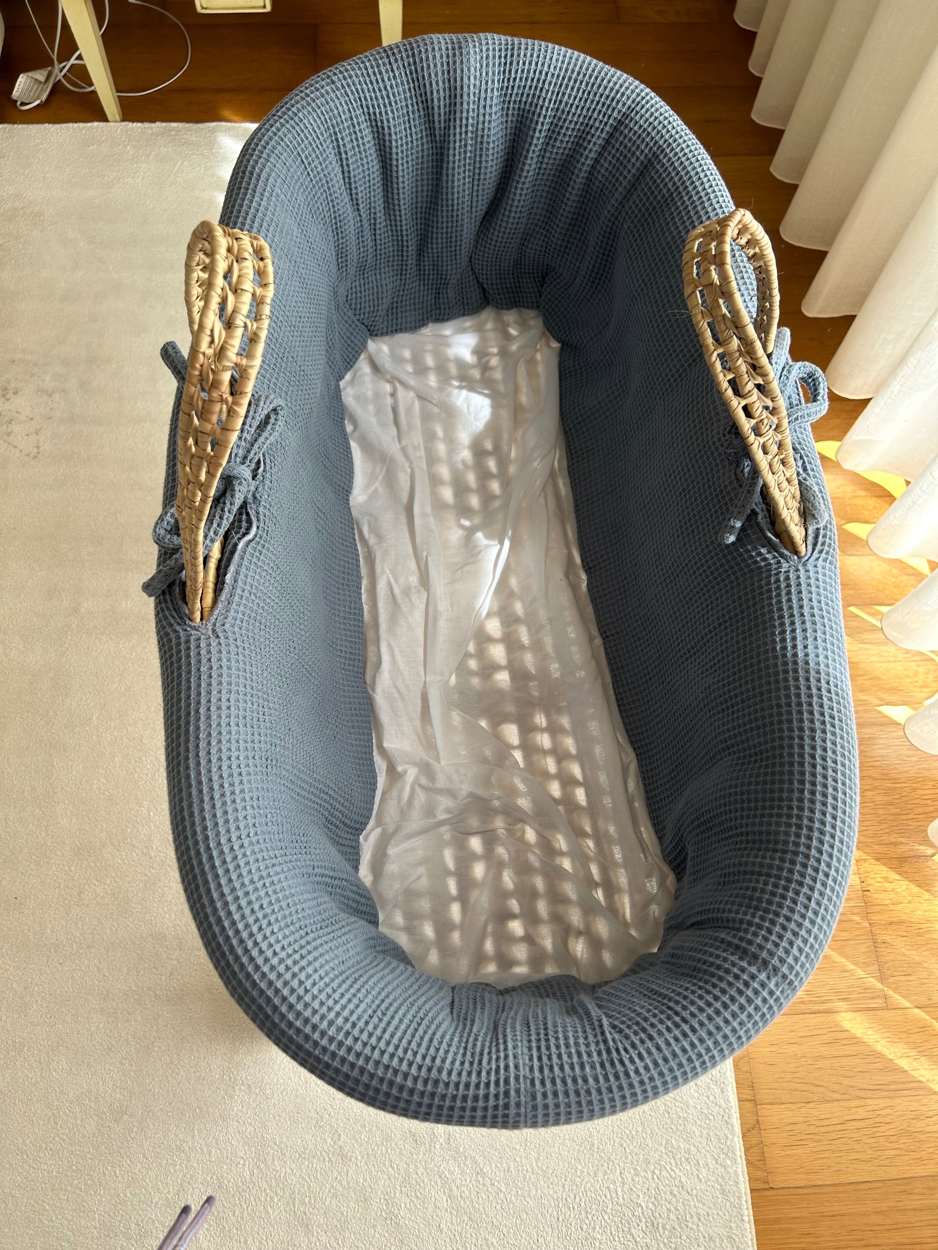 Alcofa com suporte para bebe