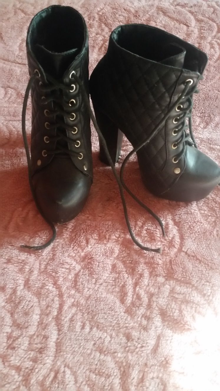 Botas pretas nr 35