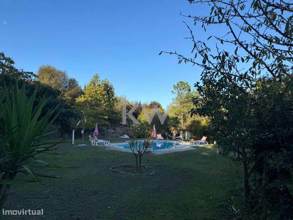 Exclusiva quinta de 1 hectare com casa térrea e excelentes infraestrut