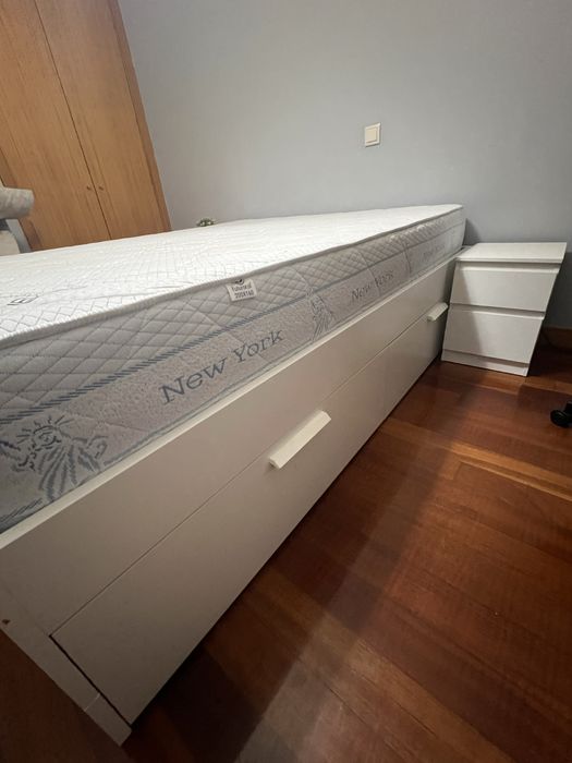 Cama + colchao+ mesas de cabeceira