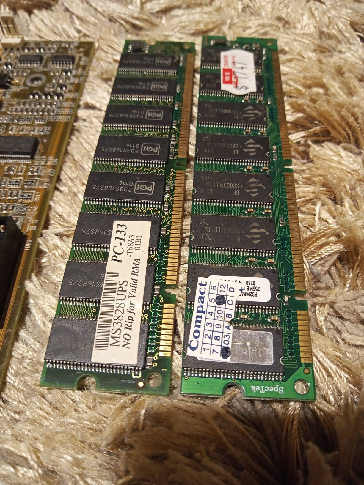 Stara płyta komputerową.Procesor AMD DURON 800MHz