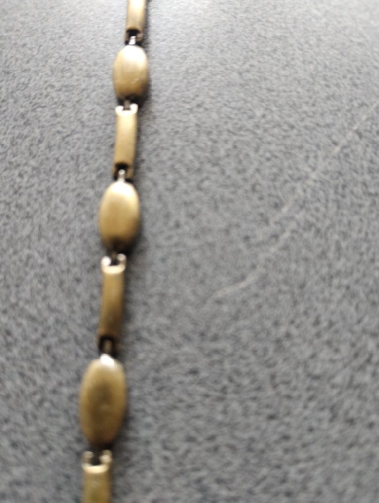 Naszyjnik z metalu stare złoto.