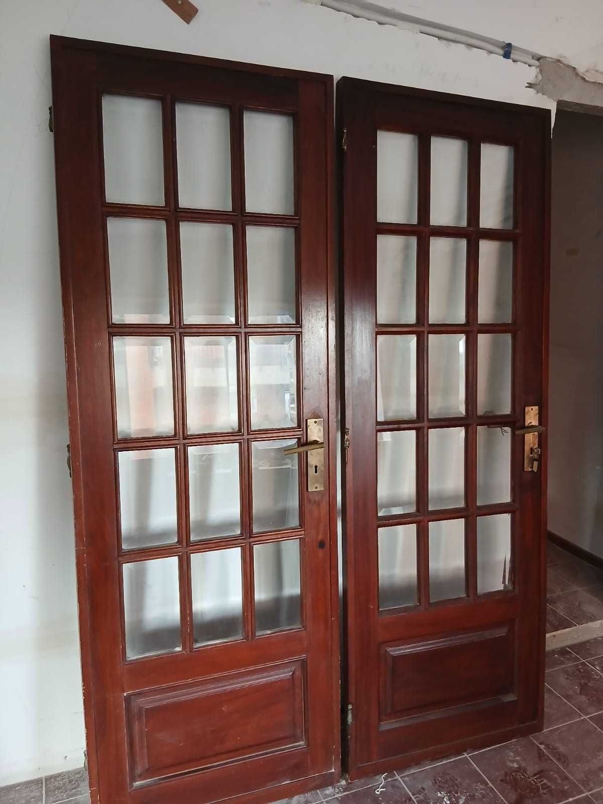 Portas interiores em madeira maciça com vidros biselados