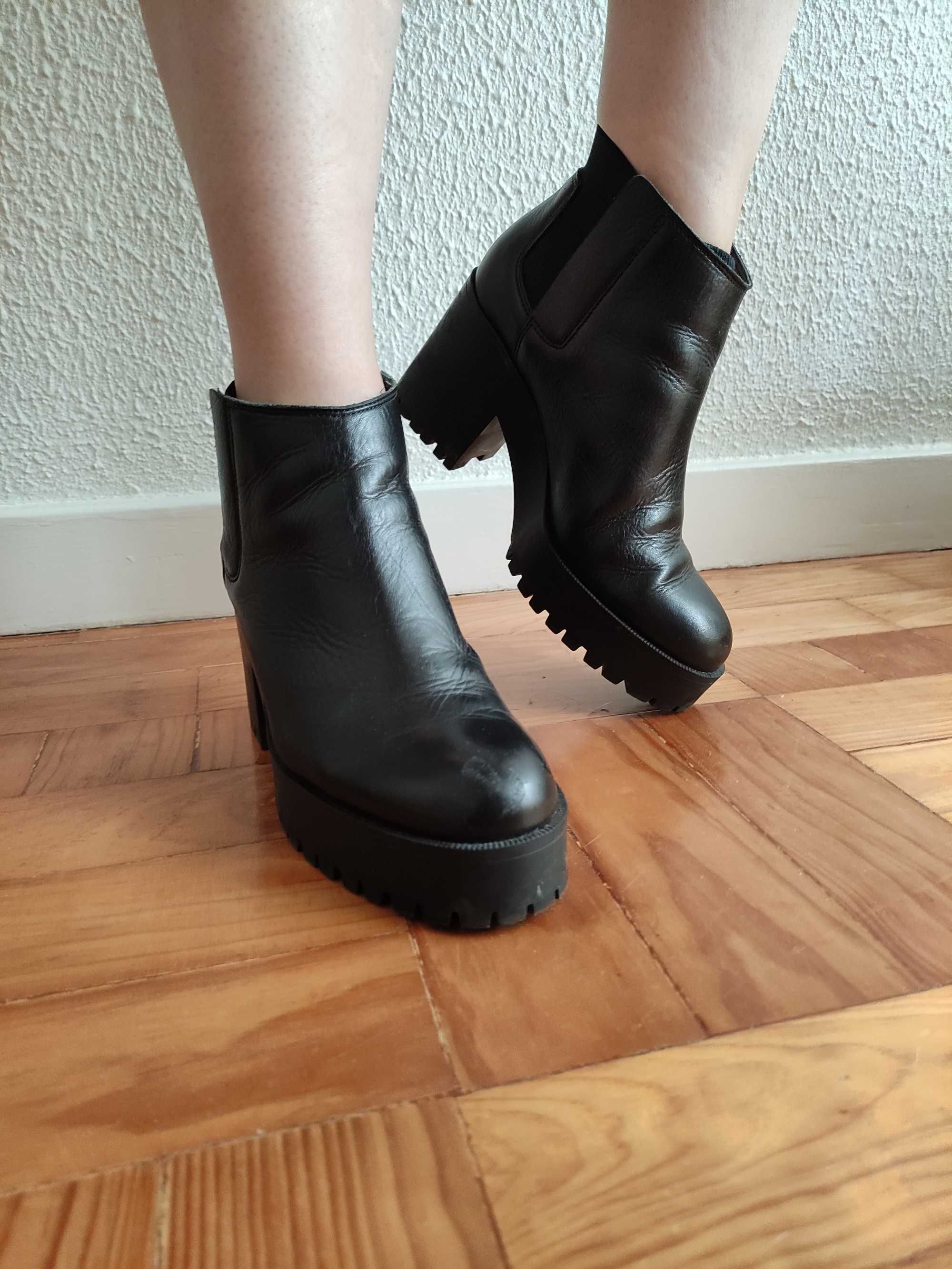 Botas pretas pelo tornozelo, com salto médio