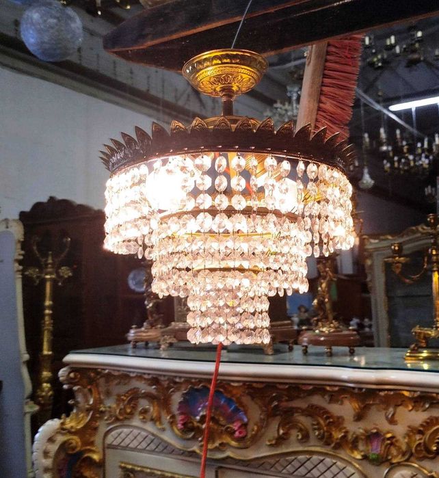 Lampa zdobiona szlifowanymi kryształkami żyrandol