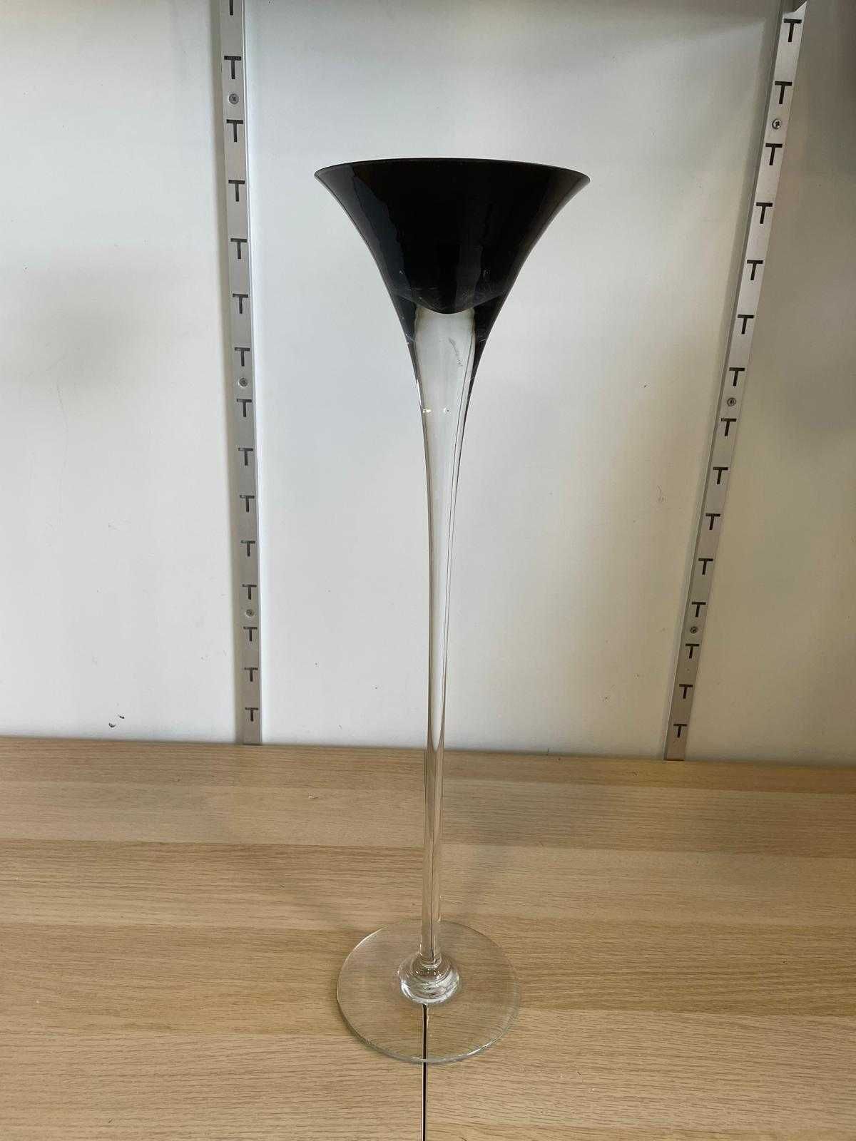 Taça de vidro preto e em vermelho